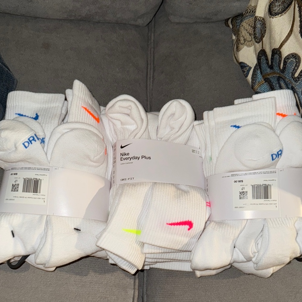 Nike White Athletic Socks Crew Length NWT

Multicolor Socks, never worn.